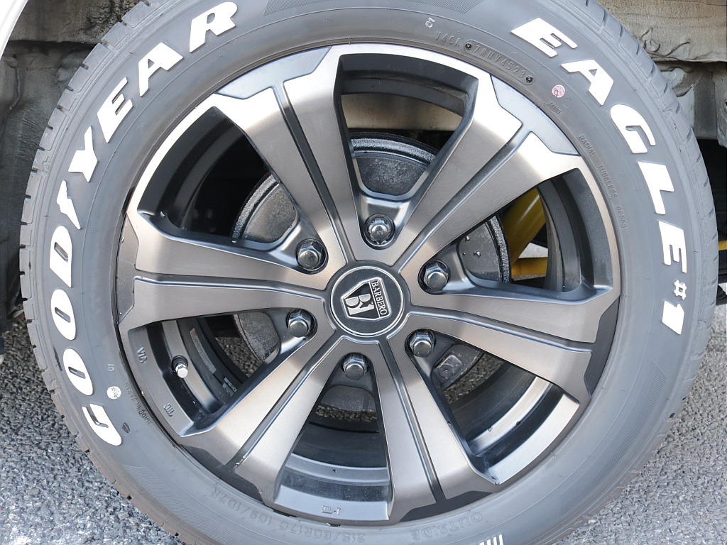 令和５年式ハイエースＶダークプライムⅡ２８００ディーゼル４ＷＤフレックスカスタム車両入庫！オリジナルフロントスポイラーオリジナル１７インチアルミオリジナルＬＥＤテールパイオニアナビフリップダウン装備！