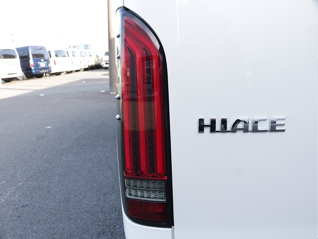 令和５年式ハイエースＶダークプライムⅡ２８００ディーゼル４ＷＤフレックスカスタム車両入庫！オリジナルフロントスポイラーオリジナル１７インチアルミオリジナルＬＥＤテールパイオニアナビフリップダウン装備！