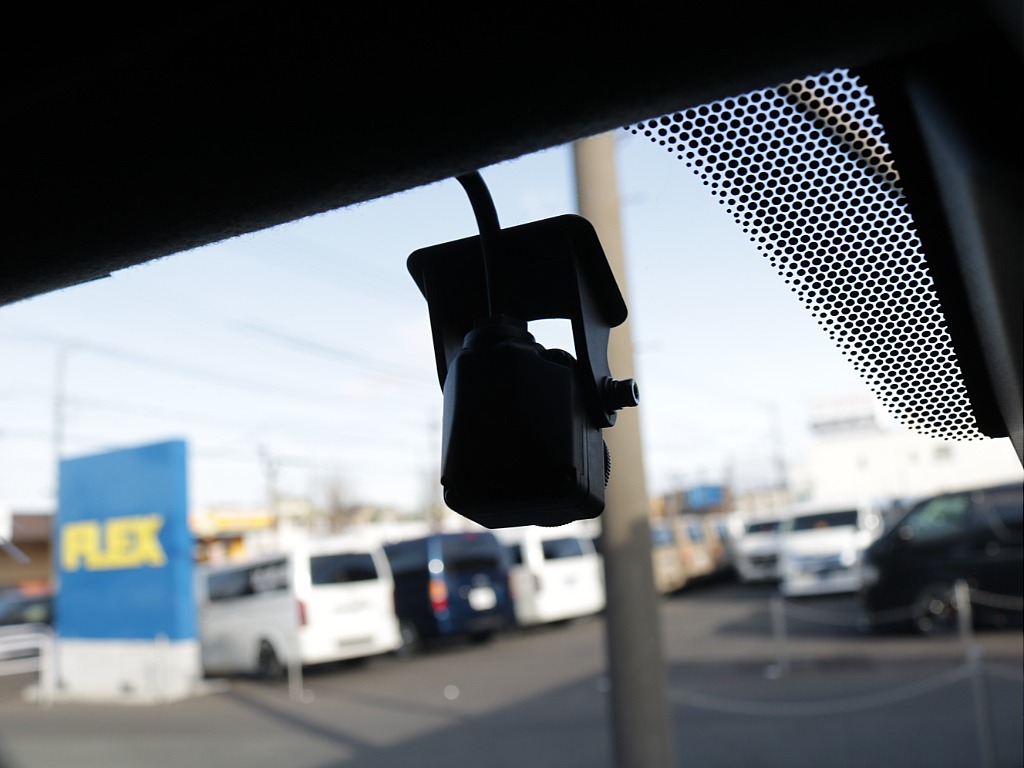 令和５年式ハイエースＶダークプライムⅡ２８００ディーゼル４ＷＤフレックスカスタム車両入庫！オリジナルフロントスポイラーオリジナル１７インチアルミオリジナルＬＥＤテールパイオニアナビフリップダウン装備！