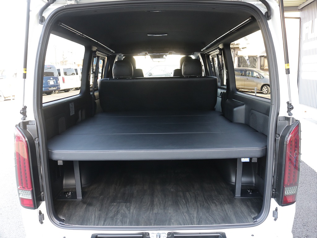 令和５年式ハイエースＶダークプライムⅡ２８００ディーゼル４ＷＤフレックスカスタム車両入庫！オリジナルフロントスポイラーオリジナル１７インチアルミオリジナルＬＥＤテールパイオニアナビフリップダウン装備！