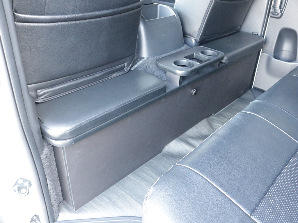 令和５年式ハイエースＶダークプライムⅡ２８００ディーゼル４ＷＤフレックスカスタム車両入庫！オリジナルフロントスポイラーオリジナル１７インチアルミオリジナルＬＥＤテールパイオニアナビフリップダウン装備！