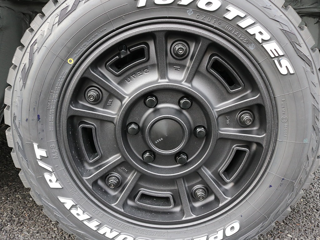 令和７年式アースカラーパッケージ２８００ディーゼル４WDブラックエディション完成！オリジナルフロントバンパー前後バンパー同色塗装オリジナル１６インチアルミオリジナルLEDテールアルパインＢＩＧ－Ｘナビ