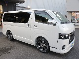 令和１年式ダークプライムⅡ２０００ガソリン２WDカスタムハイエース入庫！！ＥＳＳＥＸフロントスポイラーオリジナル１７インチアルミ２インチローダウンアルパイン８インチナビアルパイン１２．８フリップダウン