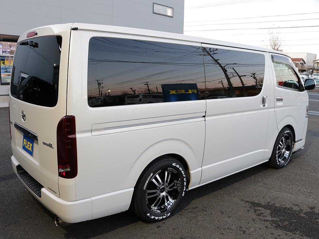 令和１年式ダークプライムⅡ２０００ガソリン２WDカスタムハイエース入庫！！ＥＳＳＥＸフロントスポイラーオリジナル１７インチアルミ２インチローダウンアルパイン８インチナビアルパイン１２．８フリップダウン