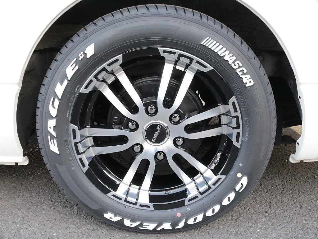 令和１年式ダークプライムⅡ２０００ガソリン２WDカスタムハイエース入庫！！ＥＳＳＥＸフロントスポイラーオリジナル１７インチアルミ２インチローダウンアルパイン８インチナビアルパイン１２．８フリップダウン