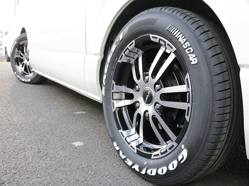 令和１年式ダークプライムⅡ２０００ガソリン２WDカスタムハイエース入庫！！ＥＳＳＥＸフロントスポイラーオリジナル１７インチアルミ２インチローダウンアルパイン８インチナビアルパイン１２．８フリップダウン