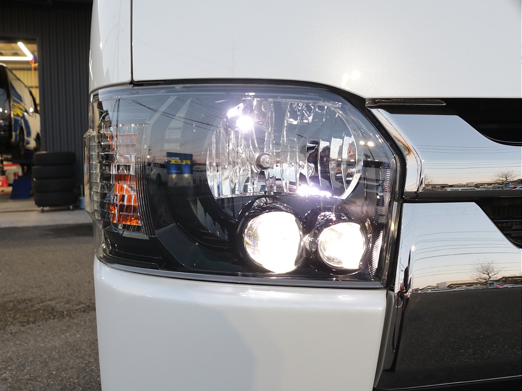 令和１年式ダークプライムⅡ２０００ガソリン２WDカスタムハイエース入庫！！ＥＳＳＥＸフロントスポイラーオリジナル１７インチアルミ２インチローダウンアルパイン８インチナビアルパイン１２．８フリップダウン