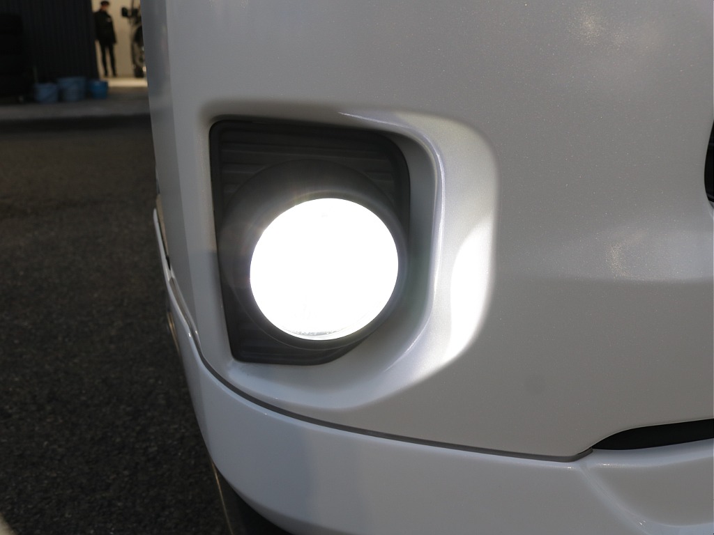 令和１年式ダークプライムⅡ２０００ガソリン２WDカスタムハイエース入庫！！ＥＳＳＥＸフロントスポイラーオリジナル１７インチアルミ２インチローダウンアルパイン８インチナビアルパイン１２．８フリップダウン