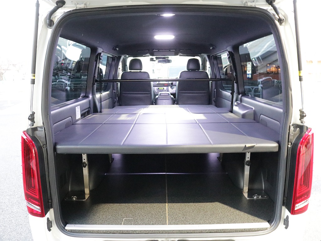 令和１年式ダークプライムⅡ２０００ガソリン２WDカスタムハイエース入庫！！ＥＳＳＥＸフロントスポイラーオリジナル１７インチアルミ２インチローダウンアルパイン８インチナビアルパイン１２．８フリップダウン