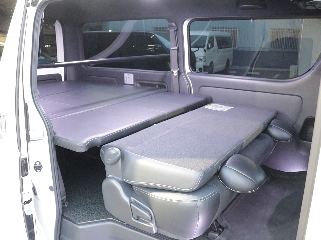 令和１年式ダークプライムⅡ２０００ガソリン２WDカスタムハイエース入庫！！ＥＳＳＥＸフロントスポイラーオリジナル１７インチアルミ２インチローダウンアルパイン８インチナビアルパイン１２．８フリップダウン