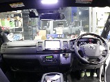 令和１年式ダークプライムⅡ２０００ガソリン２WDカスタムハイエース入庫！！ＥＳＳＥＸフロントスポイラーオリジナル１７インチアルミ２インチローダウンアルパイン８インチナビアルパイン１２．８フリップダウン