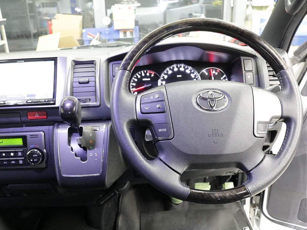 令和１年式ダークプライムⅡ２０００ガソリン２WDカスタムハイエース入庫！！ＥＳＳＥＸフロントスポイラーオリジナル１７インチアルミ２インチローダウンアルパイン８インチナビアルパイン１２．８フリップダウン