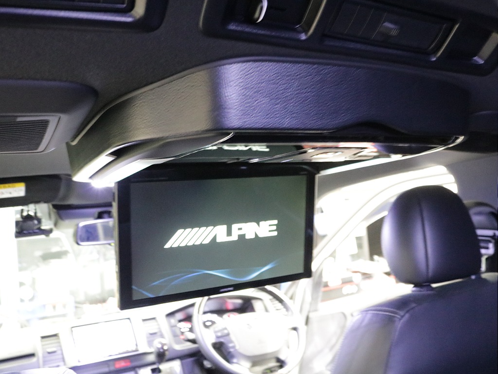 令和１年式ダークプライムⅡ２０００ガソリン２WDカスタムハイエース入庫！！ＥＳＳＥＸフロントスポイラーオリジナル１７インチアルミ２インチローダウンアルパイン８インチナビアルパイン１２．８フリップダウン