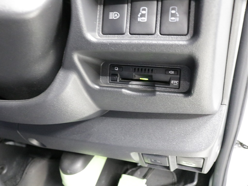 令和１年式ダークプライムⅡ２０００ガソリン２WDカスタムハイエース入庫！！ＥＳＳＥＸフロントスポイラーオリジナル１７インチアルミ２インチローダウンアルパイン８インチナビアルパイン１２．８フリップダウン