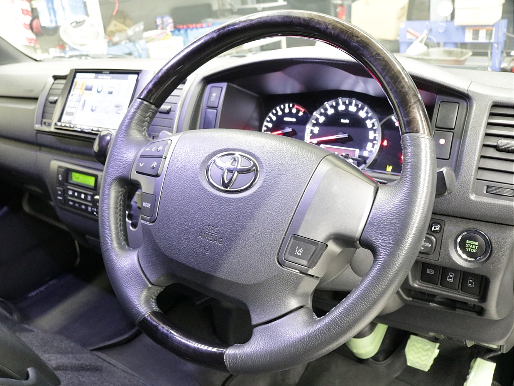 令和１年式ダークプライムⅡ２０００ガソリン２WDカスタムハイエース入庫！！ＥＳＳＥＸフロントスポイラーオリジナル１７インチアルミ２インチローダウンアルパイン８インチナビアルパイン１２．８フリップダウン