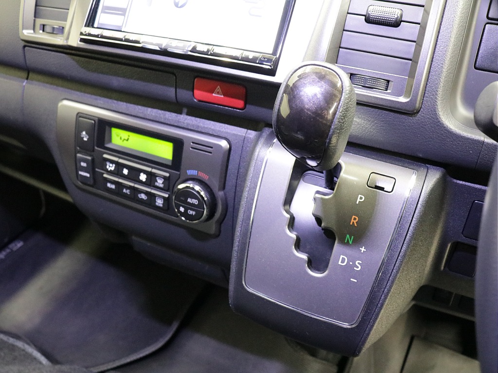 令和１年式ダークプライムⅡ２０００ガソリン２WDカスタムハイエース入庫！！ＥＳＳＥＸフロントスポイラーオリジナル１７インチアルミ２インチローダウンアルパイン８インチナビアルパイン１２．８フリップダウン