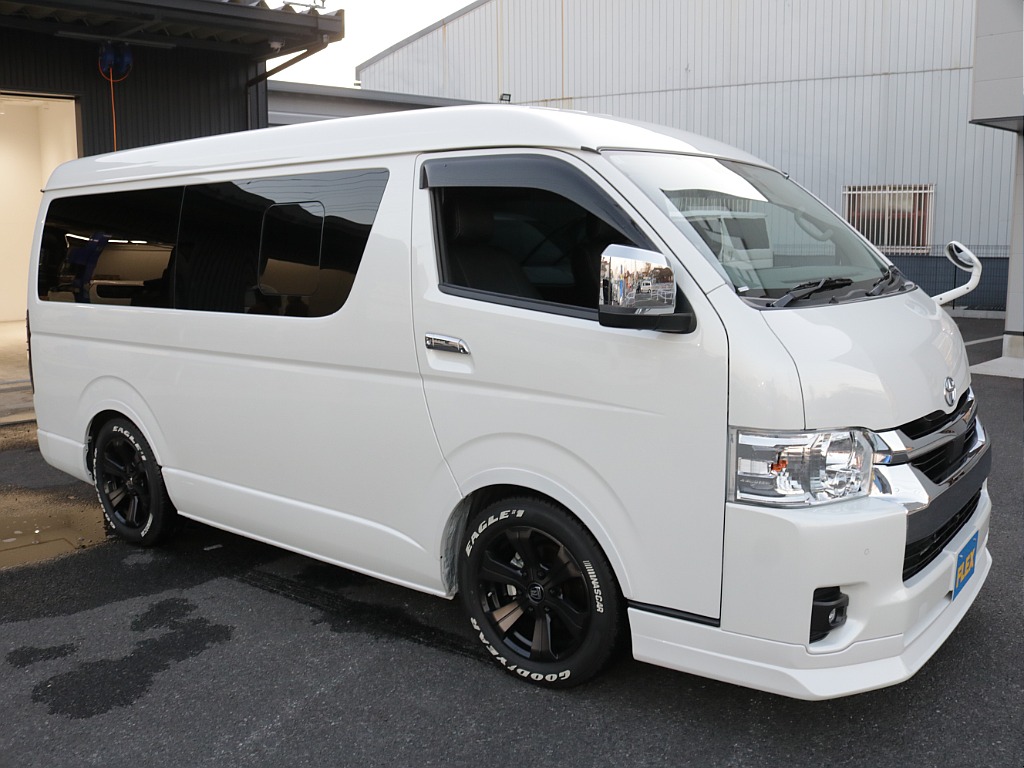 令和６年式ハイエースワゴンＧＬファミリーに好評のＶｅｒ１シートアレンジ施工済み！オリジナルフロントスポイラーオリジナルオーバーフェンダーオリジナルＬＥＤテールパイオニア７インチナビ１２．８フリップ装備