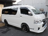 令和６年式ハイエースワゴンＧＬファミリーに好評のＶｅｒ１シートアレンジ施工済み！オリジナルフロントスポイラーオリジナルオーバーフェンダーオリジナルＬＥＤテールパイオニア７インチナビ１２．８フリップ装備