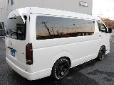 令和６年式ハイエースワゴンＧＬファミリーに好評のＶｅｒ１シートアレンジ施工済み！オリジナルフロントスポイラーオリジナルオーバーフェンダーオリジナルＬＥＤテールパイオニア７インチナビ１２．８フリップ装備