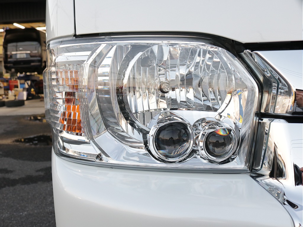 令和６年式ハイエースワゴンＧＬファミリーに好評のＶｅｒ１シートアレンジ施工済み！オリジナルフロントスポイラーオリジナルオーバーフェンダーオリジナルＬＥＤテールパイオニア７インチナビ１２．８フリップ装備