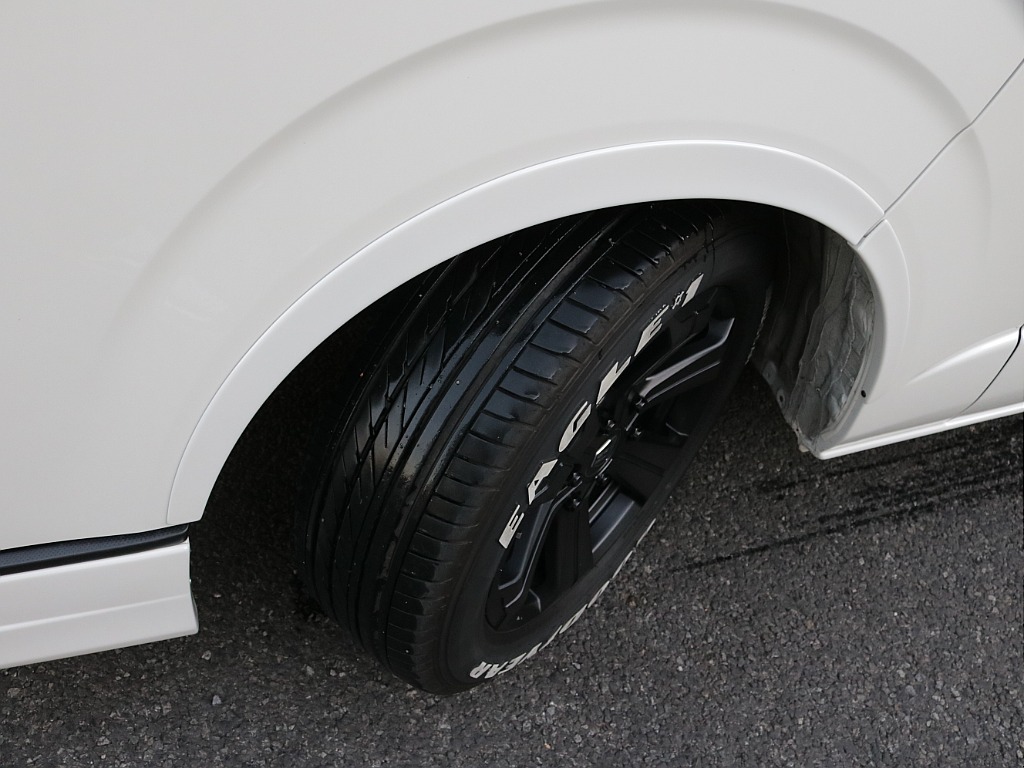 令和６年式ハイエースワゴンＧＬファミリーに好評のＶｅｒ１シートアレンジ施工済み！オリジナルフロントスポイラーオリジナルオーバーフェンダーオリジナルＬＥＤテールパイオニア７インチナビ１２．８フリップ装備