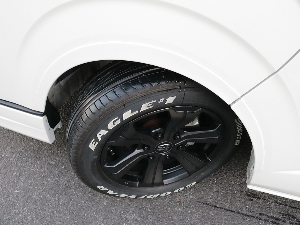 令和６年式ハイエースワゴンＧＬファミリーに好評のＶｅｒ１シートアレンジ施工済み！オリジナルフロントスポイラーオリジナルオーバーフェンダーオリジナルＬＥＤテールパイオニア７インチナビ１２．８フリップ装備