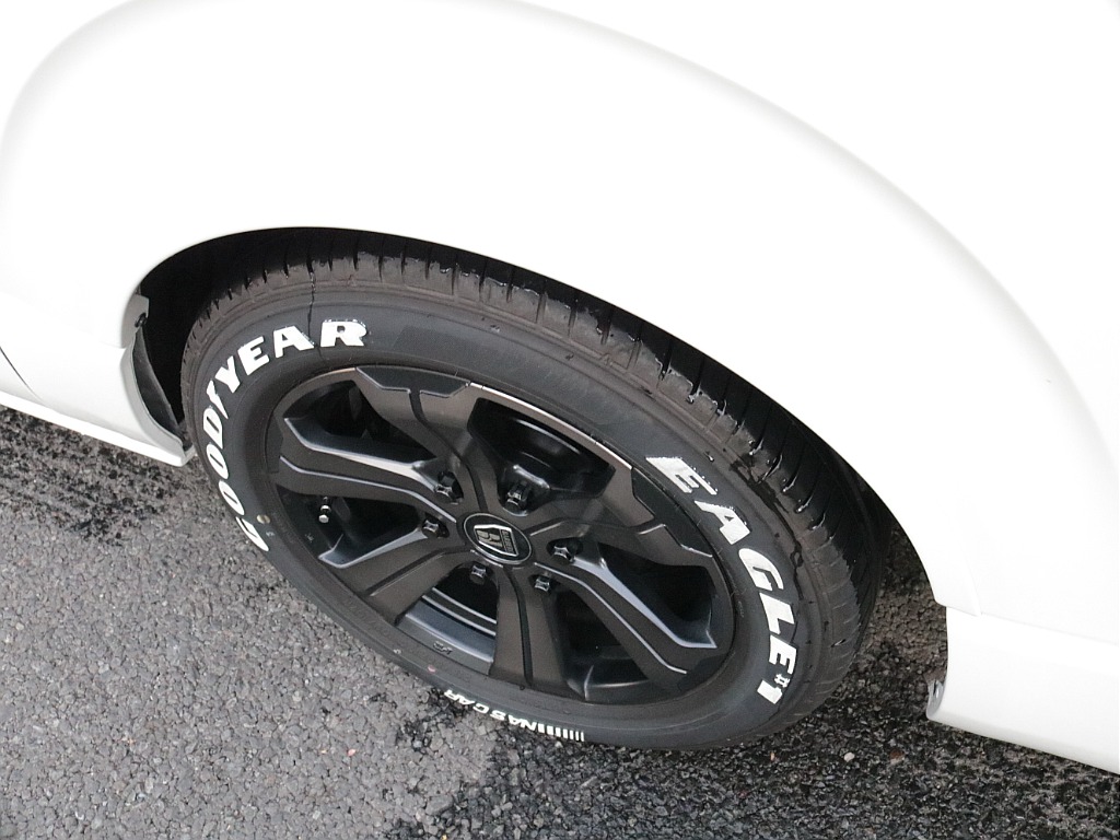 令和６年式ハイエースワゴンＧＬファミリーに好評のＶｅｒ１シートアレンジ施工済み！オリジナルフロントスポイラーオリジナルオーバーフェンダーオリジナルＬＥＤテールパイオニア７インチナビ１２．８フリップ装備