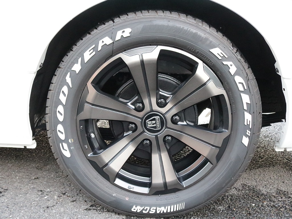 令和６年式ハイエースワゴンＧＬファミリーに好評のＶｅｒ１シートアレンジ施工済み！オリジナルフロントスポイラーオリジナルオーバーフェンダーオリジナルＬＥＤテールパイオニア７インチナビ１２．８フリップ装備