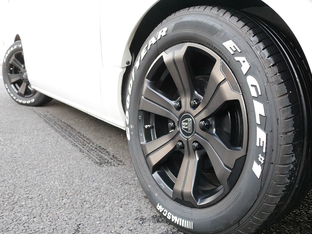 令和６年式ハイエースワゴンＧＬファミリーに好評のＶｅｒ１シートアレンジ施工済み！オリジナルフロントスポイラーオリジナルオーバーフェンダーオリジナルＬＥＤテールパイオニア７インチナビ１２．８フリップ装備