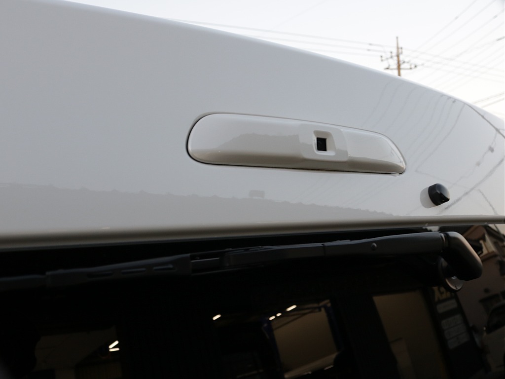 令和６年式ハイエースワゴンＧＬファミリーに好評のＶｅｒ１シートアレンジ施工済み！オリジナルフロントスポイラーオリジナルオーバーフェンダーオリジナルＬＥＤテールパイオニア７インチナビ１２．８フリップ装備