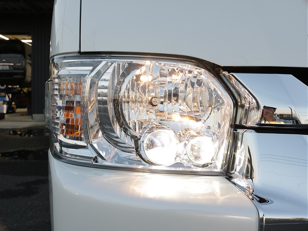 令和６年式ハイエースワゴンＧＬファミリーに好評のＶｅｒ１シートアレンジ施工済み！オリジナルフロントスポイラーオリジナルオーバーフェンダーオリジナルＬＥＤテールパイオニア７インチナビ１２．８フリップ装備