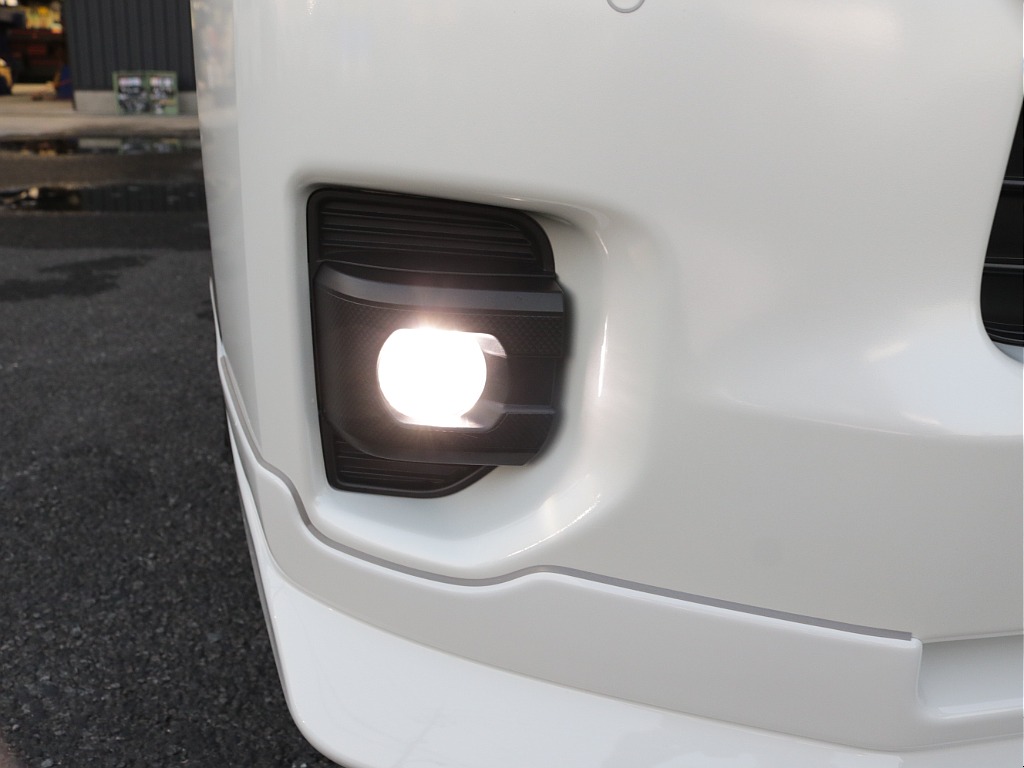 令和６年式ハイエースワゴンＧＬファミリーに好評のＶｅｒ１シートアレンジ施工済み！オリジナルフロントスポイラーオリジナルオーバーフェンダーオリジナルＬＥＤテールパイオニア７インチナビ１２．８フリップ装備