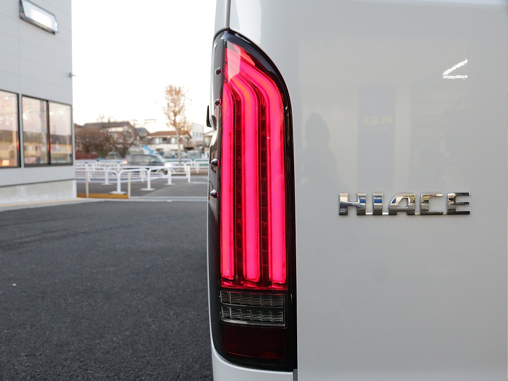 令和６年式ハイエースワゴンＧＬファミリーに好評のＶｅｒ１シートアレンジ施工済み！オリジナルフロントスポイラーオリジナルオーバーフェンダーオリジナルＬＥＤテールパイオニア７インチナビ１２．８フリップ装備