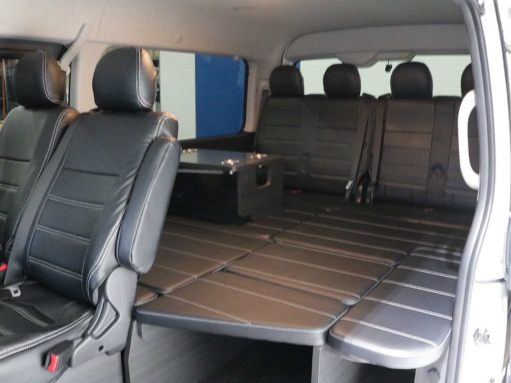 令和６年式ハイエースワゴンＧＬファミリーに好評のＶｅｒ１シートアレンジ施工済み！オリジナルフロントスポイラーオリジナルオーバーフェンダーオリジナルＬＥＤテールパイオニア７インチナビ１２．８フリップ装備