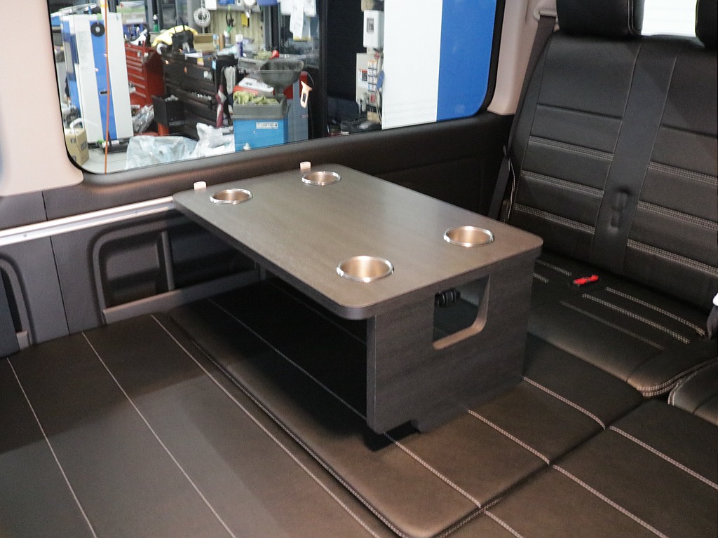 令和６年式ハイエースワゴンＧＬファミリーに好評のＶｅｒ１シートアレンジ施工済み！オリジナルフロントスポイラーオリジナルオーバーフェンダーオリジナルＬＥＤテールパイオニア７インチナビ１２．８フリップ装備