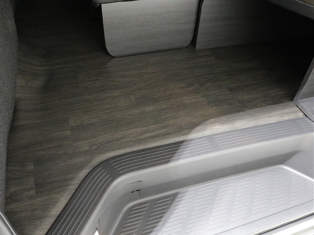 令和６年式ハイエースワゴンＧＬファミリーに好評のＶｅｒ１シートアレンジ施工済み！オリジナルフロントスポイラーオリジナルオーバーフェンダーオリジナルＬＥＤテールパイオニア７インチナビ１２．８フリップ装備