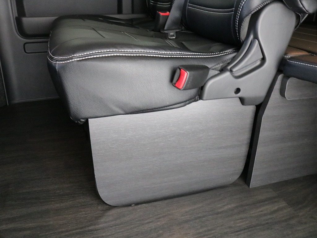 令和６年式ハイエースワゴンＧＬファミリーに好評のＶｅｒ１シートアレンジ施工済み！オリジナルフロントスポイラーオリジナルオーバーフェンダーオリジナルＬＥＤテールパイオニア７インチナビ１２．８フリップ装備