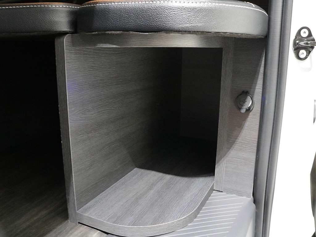 令和６年式ハイエースワゴンＧＬファミリーに好評のＶｅｒ１シートアレンジ施工済み！オリジナルフロントスポイラーオリジナルオーバーフェンダーオリジナルＬＥＤテールパイオニア７インチナビ１２．８フリップ装備