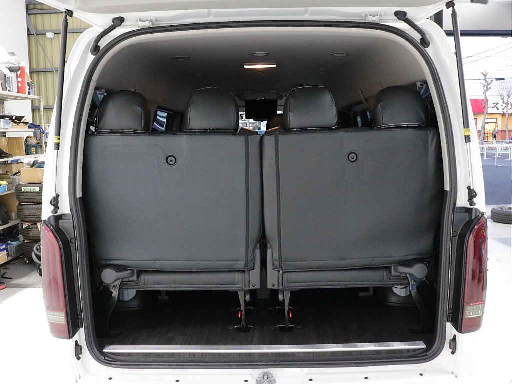 令和６年式ハイエースワゴンＧＬファミリーに好評のＶｅｒ１シートアレンジ施工済み！オリジナルフロントスポイラーオリジナルオーバーフェンダーオリジナルＬＥＤテールパイオニア７インチナビ１２．８フリップ装備