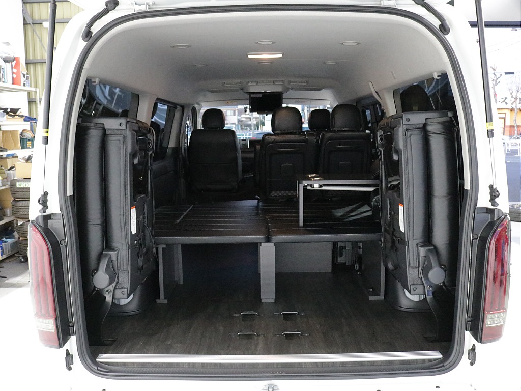 令和６年式ハイエースワゴンＧＬファミリーに好評のＶｅｒ１シートアレンジ施工済み！オリジナルフロントスポイラーオリジナルオーバーフェンダーオリジナルＬＥＤテールパイオニア７インチナビ１２．８フリップ装備