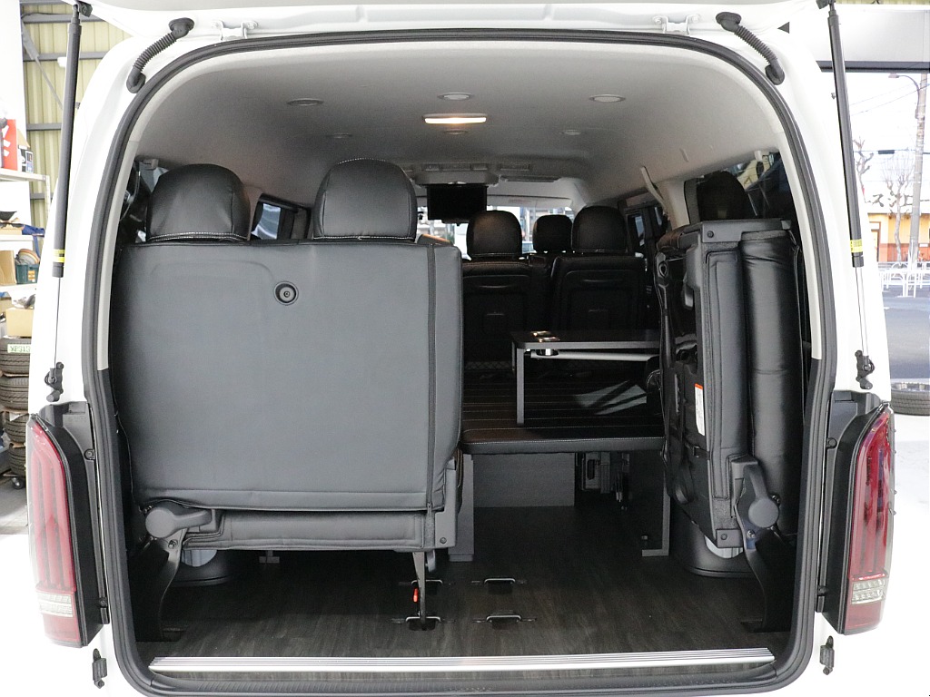 令和６年式ハイエースワゴンＧＬファミリーに好評のＶｅｒ１シートアレンジ施工済み！オリジナルフロントスポイラーオリジナルオーバーフェンダーオリジナルＬＥＤテールパイオニア７インチナビ１２．８フリップ装備