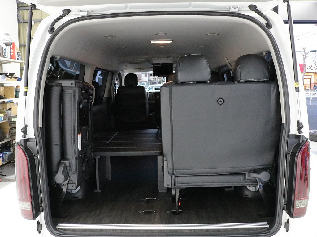 令和６年式ハイエースワゴンＧＬファミリーに好評のＶｅｒ１シートアレンジ施工済み！オリジナルフロントスポイラーオリジナルオーバーフェンダーオリジナルＬＥＤテールパイオニア７インチナビ１２．８フリップ装備