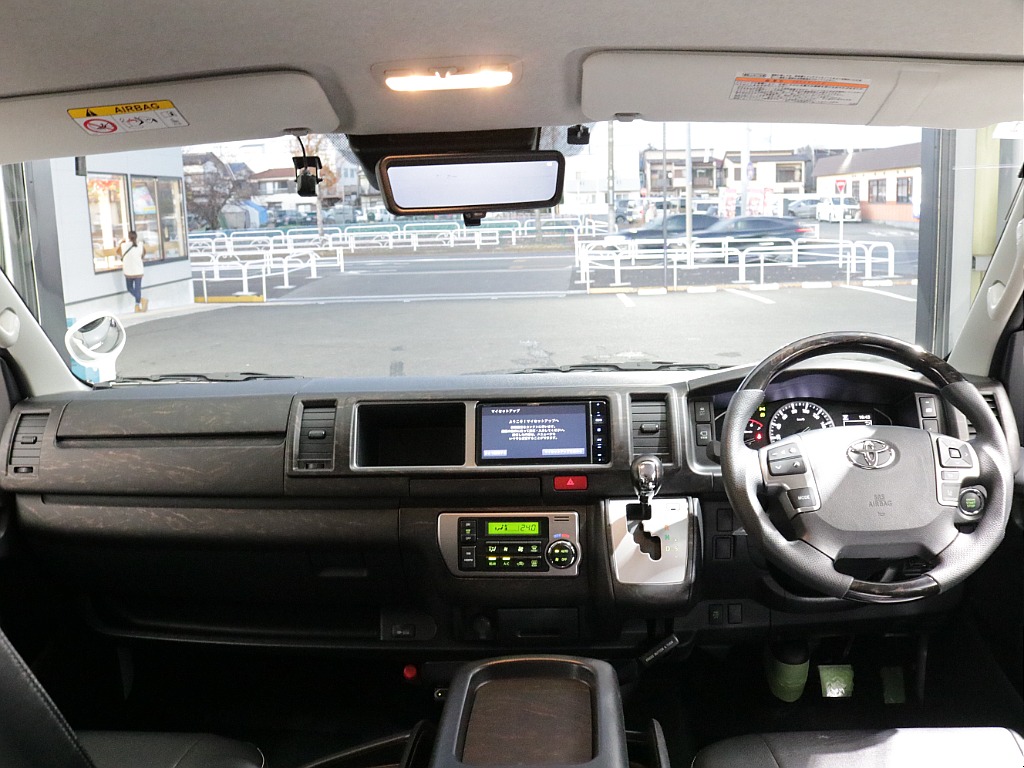 令和６年式ハイエースワゴンＧＬファミリーに好評のＶｅｒ１シートアレンジ施工済み！オリジナルフロントスポイラーオリジナルオーバーフェンダーオリジナルＬＥＤテールパイオニア７インチナビ１２．８フリップ装備