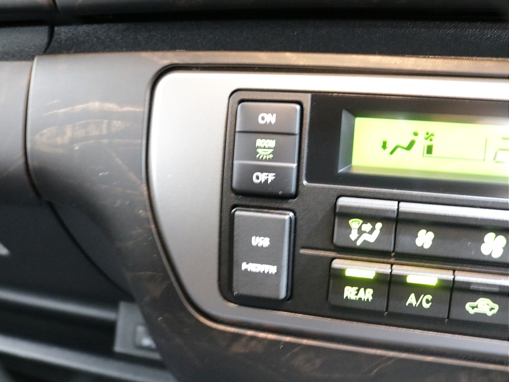 令和６年式ハイエースワゴンＧＬファミリーに好評のＶｅｒ１シートアレンジ施工済み！オリジナルフロントスポイラーオリジナルオーバーフェンダーオリジナルＬＥＤテールパイオニア７インチナビ１２．８フリップ装備