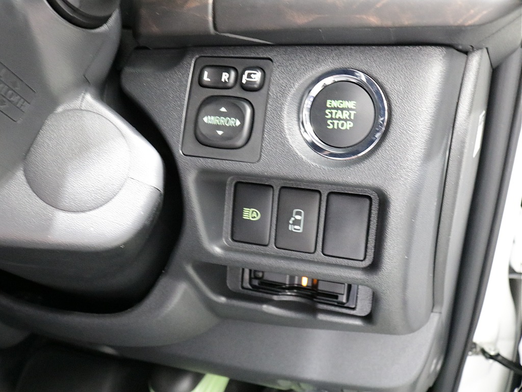 令和６年式ハイエースワゴンＧＬファミリーに好評のＶｅｒ１シートアレンジ施工済み！オリジナルフロントスポイラーオリジナルオーバーフェンダーオリジナルＬＥＤテールパイオニア７インチナビ１２．８フリップ装備