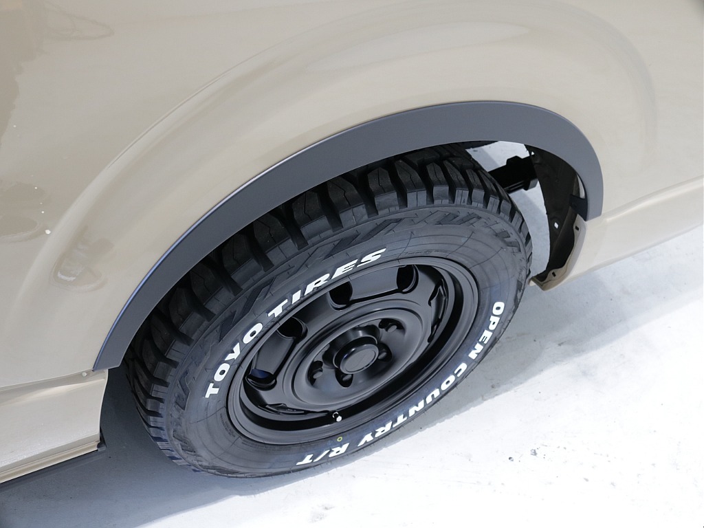 令和７年式アースカラーパッケージ２８００ディーゼル４WDカスタム車両入庫！オリジナルフロントバンパーオリジナル１６インチアルミオリジナルオーバーフェンダーオリジナルＬＥＤテールアルパイン１１インチナビ