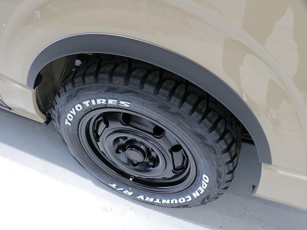 令和７年式アースカラーパッケージ２８００ディーゼル４WDカスタム車両入庫！オリジナルフロントバンパーオリジナル１６インチアルミオリジナルオーバーフェンダーオリジナルＬＥＤテールアルパイン１１インチナビ