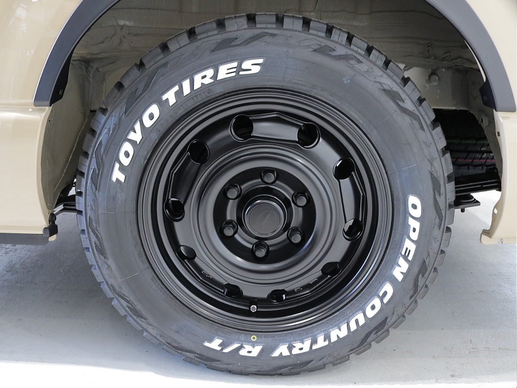 令和７年式アースカラーパッケージ２８００ディーゼル４WDカスタム車両入庫！オリジナルフロントバンパーオリジナル１６インチアルミオリジナルオーバーフェンダーオリジナルＬＥＤテールアルパイン１１インチナビ