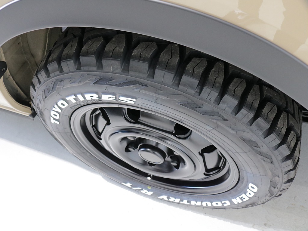 令和７年式アースカラーパッケージ２８００ディーゼル４WDカスタム車両入庫！オリジナルフロントバンパーオリジナル１６インチアルミオリジナルオーバーフェンダーオリジナルＬＥＤテールアルパイン１１インチナビ