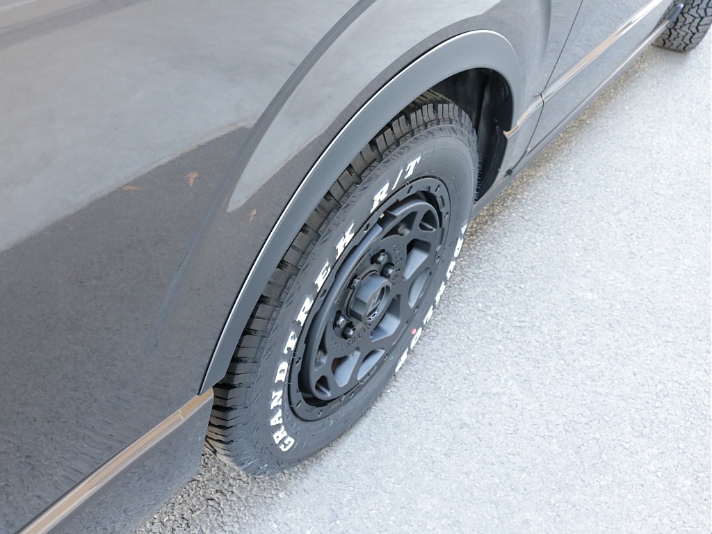 令和１年式希少５０周年特別仕様車２８００ディーゼル４WDカスタム車両入庫！オリジナルフロントバンパーオリジナル１６インチアルミグラントレック１６インチタイヤオリジナルオーバーフェンダータイプⅡベット！